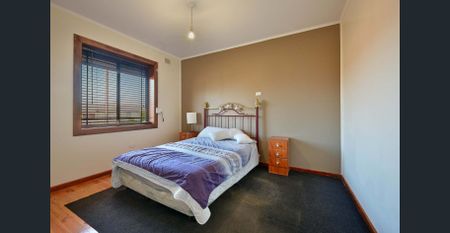 Spacious home with added extras - Photo 5