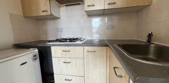 Studio flat with Seperate kitchen -Ilford Station -£900 PCM - Photo 2