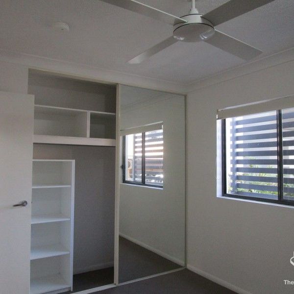 Easy living withing walking distance to beautiful Coolangatta - Photo 1