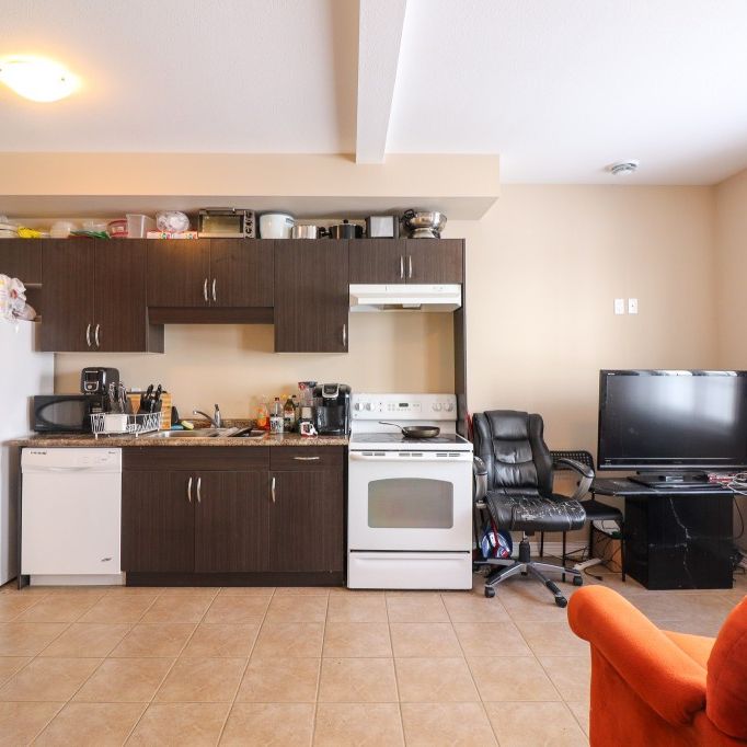 **ALL UTILITIES INCLUDED** STUDENT ROOMS FOR RENT IN ST. CATHARINES!!!! - Photo 1