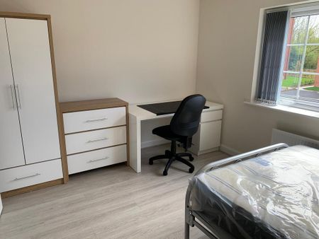 4 bedroom semi-detached house to rent - Photo 5