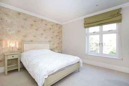 Spacious five bedroom detached family home in the desirable Richmond Lock development - Photo 5