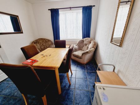 5 Bed Student Accommodation - Photo 2