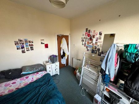 4 bedroom flat to rent - Photo 2