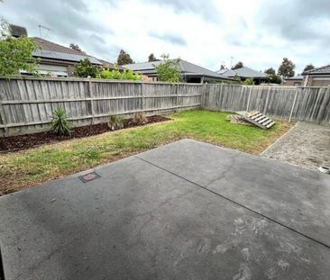 8 Brolin Terrace, CRANBOURNE NORTH - Photo 6