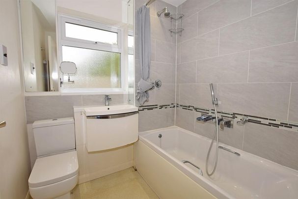 3 bedroom end of terrace house to rent - Photo 1