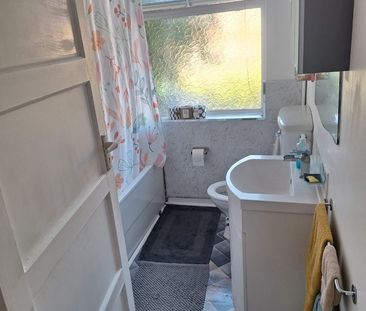 Room in a Shared House, Phipps Bridge Road, SW19 - Photo 6