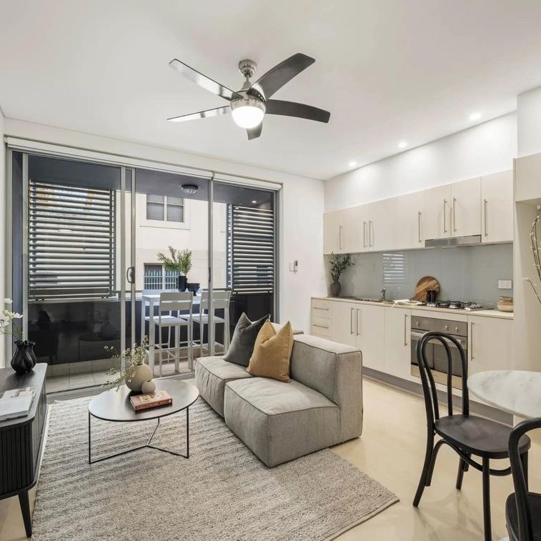 Stylish Urban Haven with Fresh Interiors & Sydney Park at Your Doorstep - Photo 1