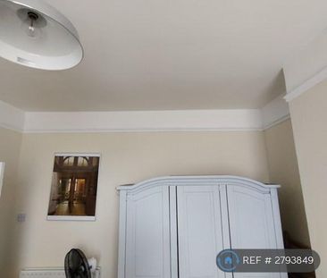 1 bedroom in a flat share to rent - Photo 2