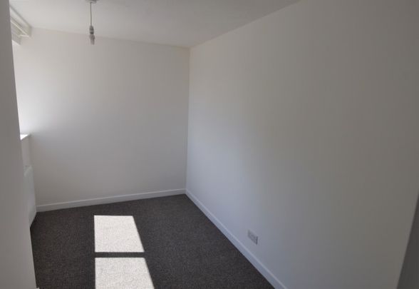 4 bedroom Mid Terraced House - Coventry Close, Stevenage - Photo 1