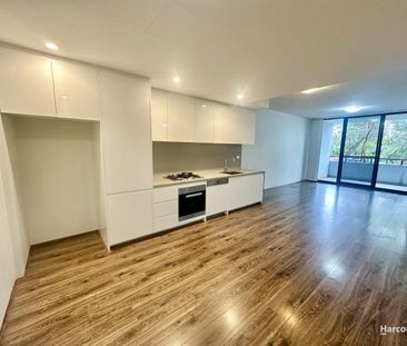 Modern One-Bedroom Apartment with Study in a Prime Location... - Photo 1