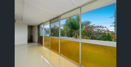 Spacious Family Home with Entertainer's Retreat - Photo 2