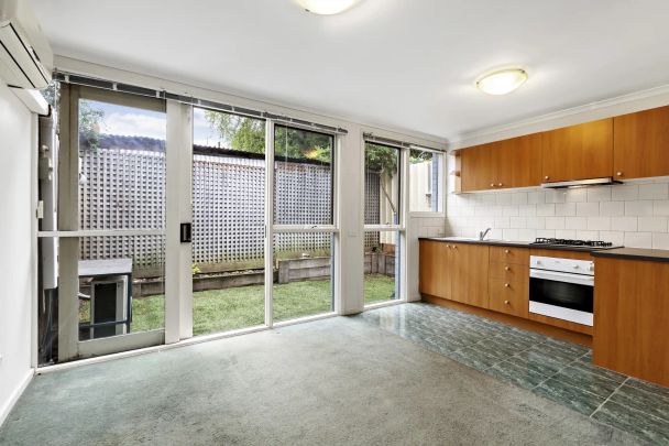 A Spacious One bedroom Apartment with north facing courtyard in the heart of Richmond! - Photo 1