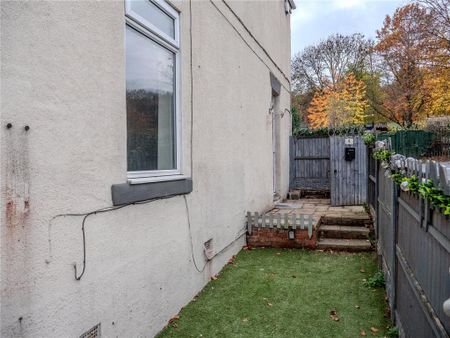 2 bedroom end of terrace house to rent - Photo 4