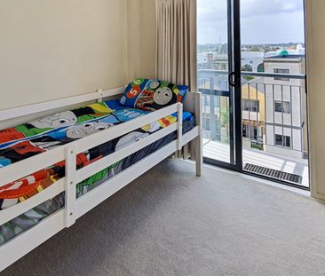 NEW LYNN - 2 Bedroom Apartment with 1 Carpark - Photo 4