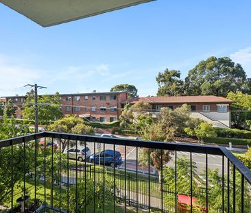Light-Filled Studio Living with Views Over Highgate - Photo 5