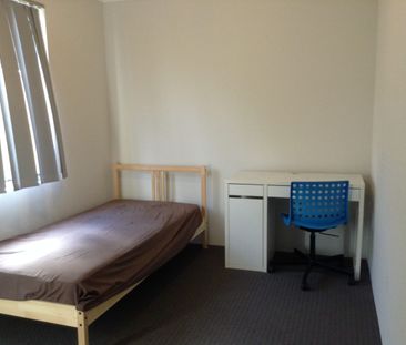 Large House in Top Location. Near Curtin Uni. - Photo 3