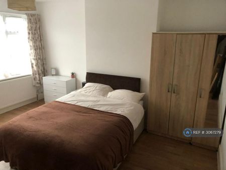 1 bedroom in a house share to rent - Photo 4