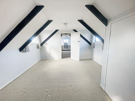 4Bed Family home + Self-Contained 1Bed - Photo 2