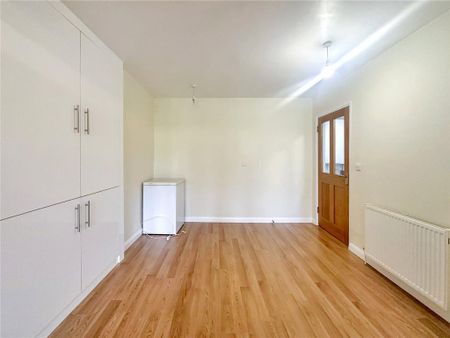 4 bedroom semi-detached house to rent - Photo 5