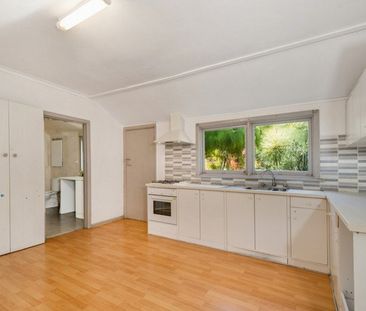 Central 3-Bedroom Amongst Established Gardens - Photo 2