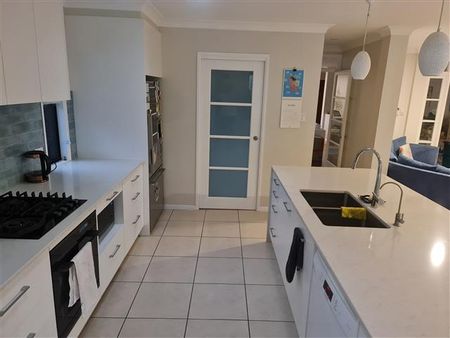 EXECUTIVE AND MODERN 4 BEDROOM HOME + POOL - Photo 4