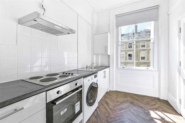 A brilliant studio flat in a prime South Kensington location with shared bathroom facilities. - Photo 1