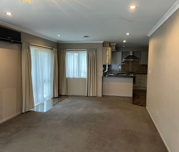 MODERN, SUNNY & SPACIOUS 5 BEDROOMS HOUSE , GARAGE - Photo 2