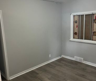 Well Maintained 8 bdrms Bungalow in Highland Park! - Photo 4