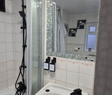 Room in a Shared House, Winfrith Road, SW18 - Photo 4