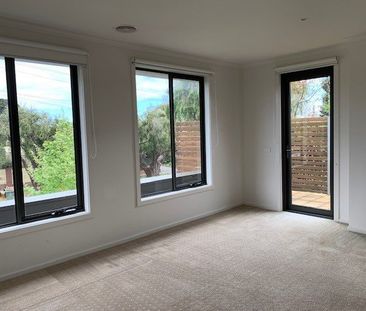 B>IMPRESSED - STYLISH 3 BEDROOM TOWNHOUSE WITH COURTYARD AND BALCONY! - Photo 5