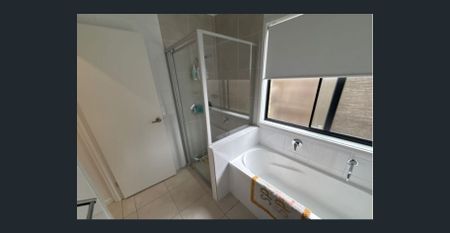 Immaculate Four Bedroom Home in Desirable Location - Coomera - Photo 2