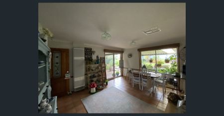 3 Bedroom Family Home with Beautifully Manicured Gardens - Photo 2