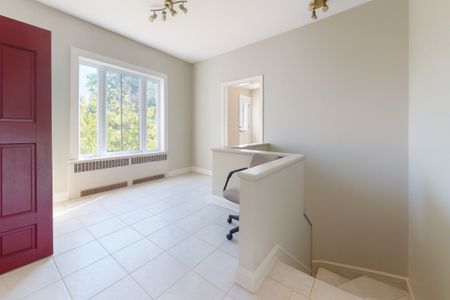 À louer à St-Jean-sur-Richelieu: propriété sur 2 étages offrant plus de 3700 p.c. de superficie habitable, 14 chambres, 3 salles de bain et 3 salle d'eau + garage - Photo 2