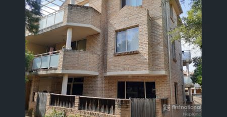 Stylish Apartment in Central Granville Location - Photo 3