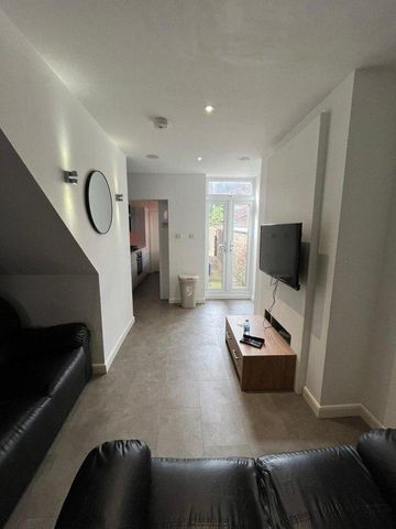 4 bedroom flat to rent - Photo 3