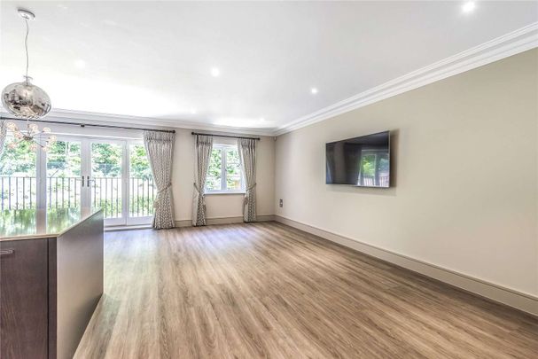 A luxury first floor Apartment set within the grounds of Englemere Estate. - Photo 1