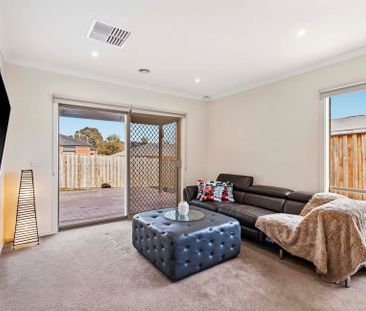 MODERN FAMILY HOME IN PRIME LOCATION - DOREEN - Photo 3