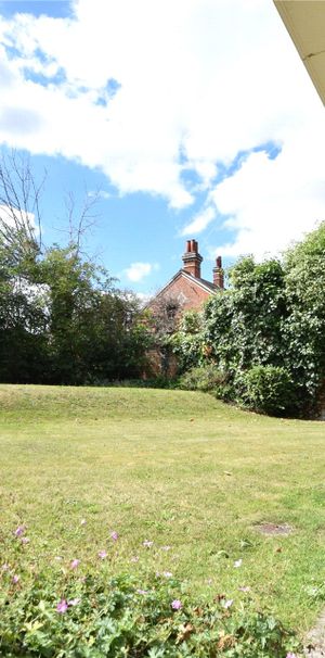 Crescent Court, Reading Crescent Court, Reading - Photo 2