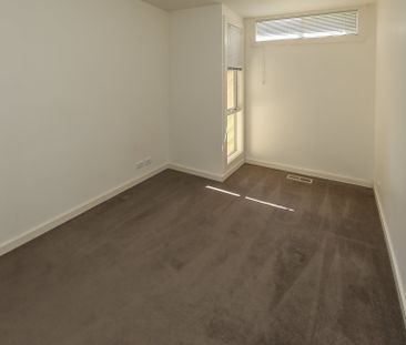 Spacious three bedroom townhouse - Photo 5