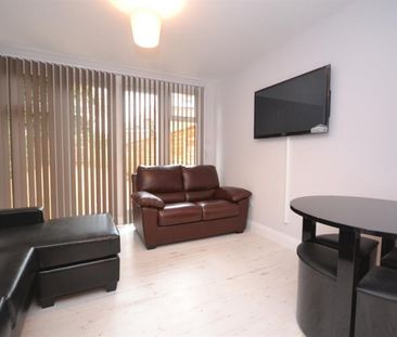 1 bedroom Flat To Let - Photo 2