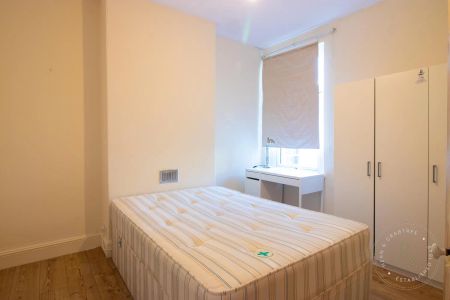 3 Bedroom House - Mid Terrace - Photo 4