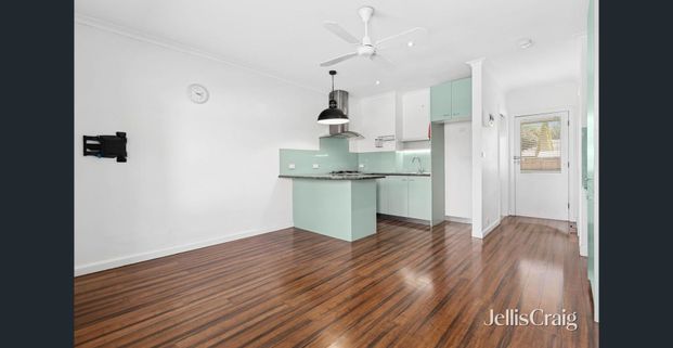 Easy living close to shops, bus stop & schools! - Photo 1