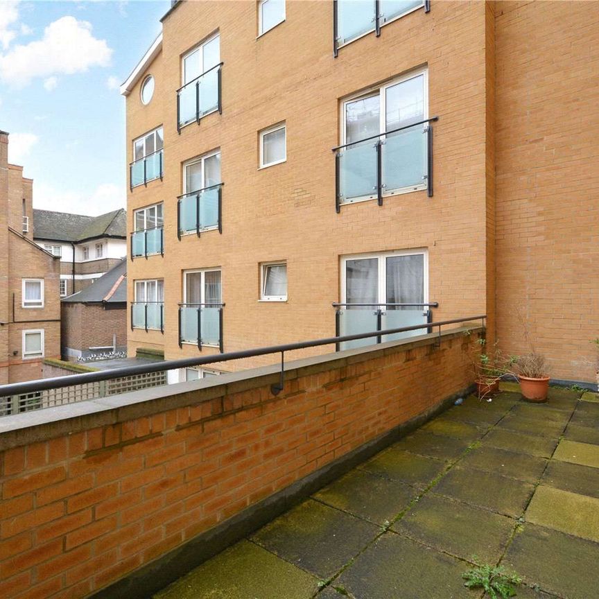 1120 sq ft modern apartment close to Tobacco Dock with private balcony. - Photo 1