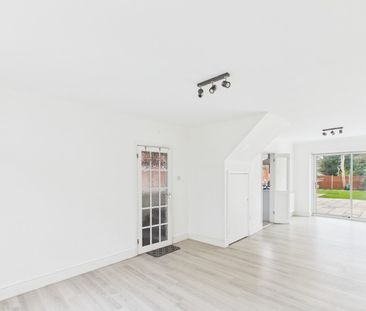 Tomlins Avenue, Camberley - 3 bedrooms Property for lettings - Seym... - Photo 2