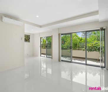 Modern dual level 2 bedroom apartment, short walk to train - Photo 1