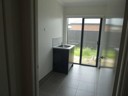 BRAND NEW PROPERTY WITH 2 MASTER SUITES, 2 LOUNGES! - Photo 5