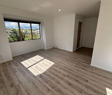 Large 4 bdrm, beautiful home, excellent location - Photo 2