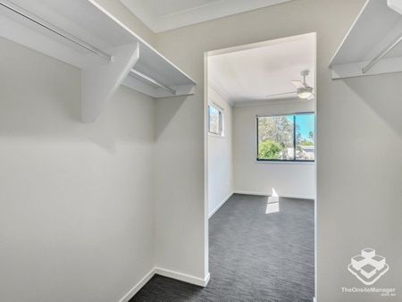 FOUR BEDROOM 2 BATHROOM TOWNHOUSE WITH SINGLE LOCK UP GARAGE & COVERED CARPORT - Photo 3