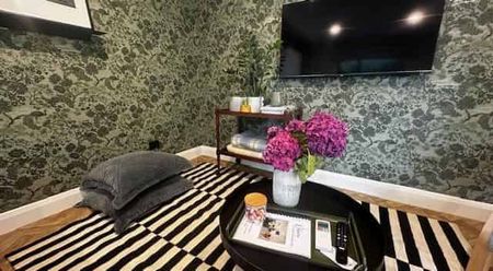 FULLY FURNISHED BEAUTIFULLY SYTLED REAR TOWNHOUSE IN PRIME LOCATION! - Photo 5